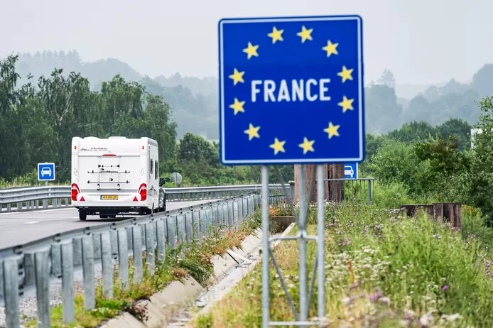 Frankreich lockert Korona-Regeln ab 14. März